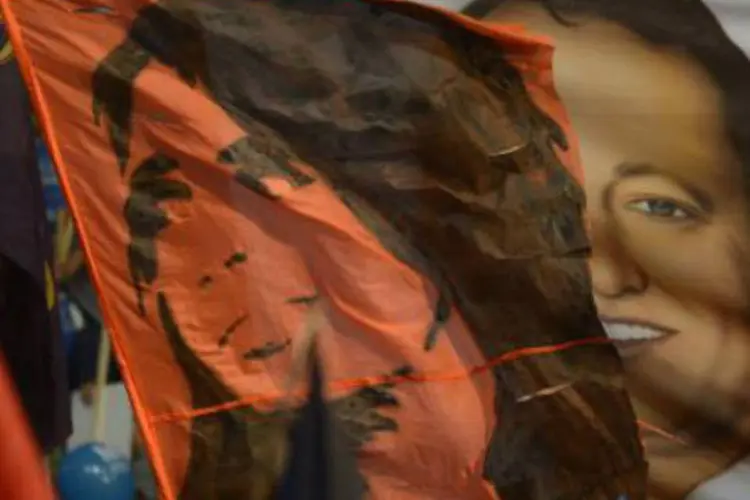 
	Bandeiras de campanha com os rostos da presidente argentina, Cristina Kirchner, e de Martin Insaurralde, candidato a deputado: governo perdeu nos distritos mais importantes do pa&iacute;s
 (Juan Mabromata/AFP)