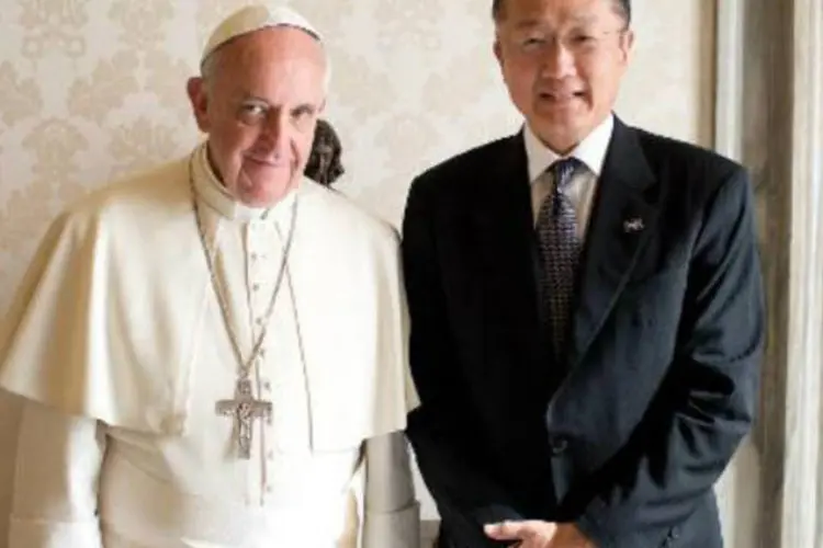 O papa Francisco recebe o presidente do Banco Mundial, o americano Jim Yong Kim: papa deseja combater a fome no mundo com o apoio do Banco Mundial (Francesco Sforza/AFP)