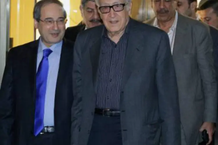 Emissário da ONU e da Liga Árabe para a Síria, Lakhdar Brahimi (c): é esperada uma reunião do enviado especial com responsáveis governamentais (Louai Beshara/AFP)