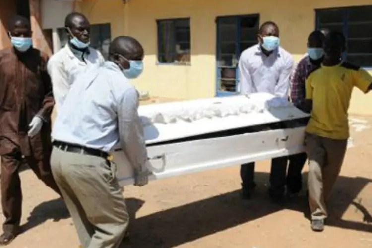 Homens carregam um caixão em Damaturu, na Nigéria: não se sabe se os corpos pertencem a soldados ou insurgentes disfarçados (Pius Utomi Ekpei/AFP)