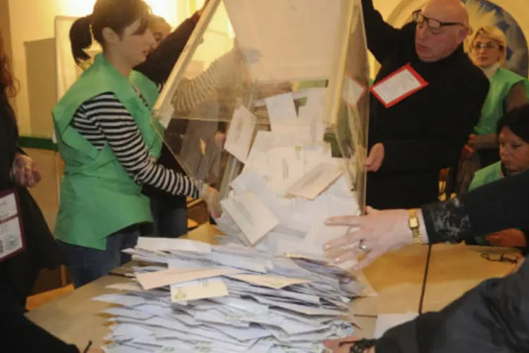 Oficiais apuram votos na Geórgia: "preparativos para as eleições foram realizados de maneira profissional, transparente e prudente", disse organização (Irakli Gedenidze/Reuters)