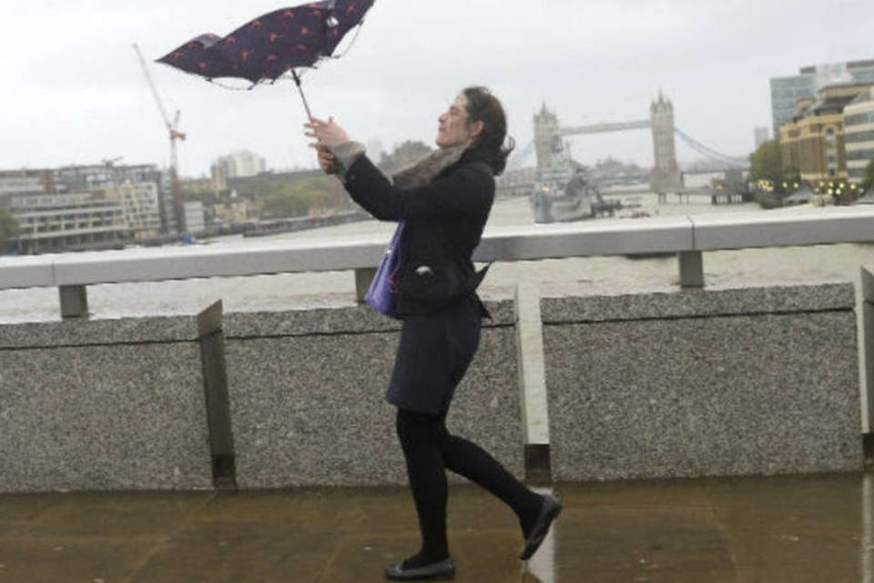 Chuvas no Reino Unido deixam 2 mortos e um desaparecido