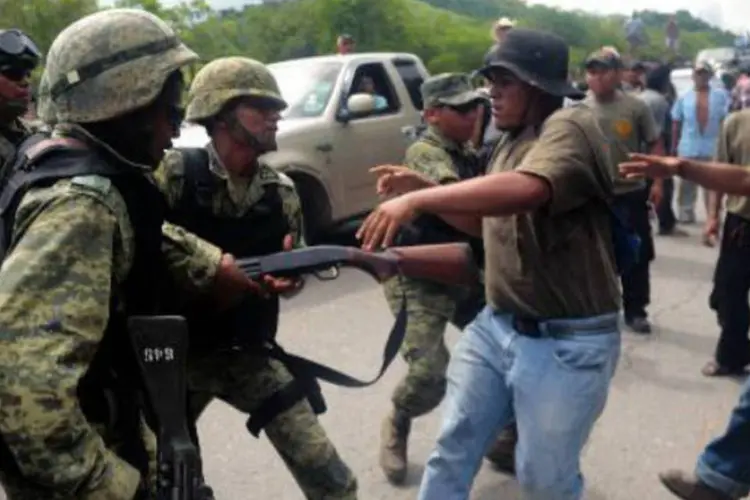 Soldados mexicanos durante operação de desarmamento: criminosos atacaram várias estações de energia elétrica e seis postos de gasolina (Pedro Pardo/AFP)