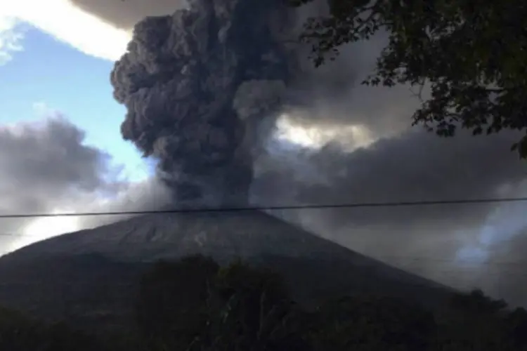 
	Vulc&atilde;o Chaparrastique, em El Salvador: vulc&atilde;o registrou recentemente duas erup&ccedil;&otilde;es de g&aacute;s e cinzas
 (Stringer/Reuters)