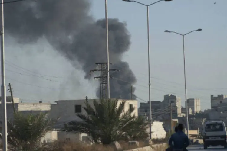 Fumaça é vista na Síria, após ataque: a multidão, composta por quase todos os civis, se deslocou rumo ao norte (Mahmoud Hassano/Reuters)