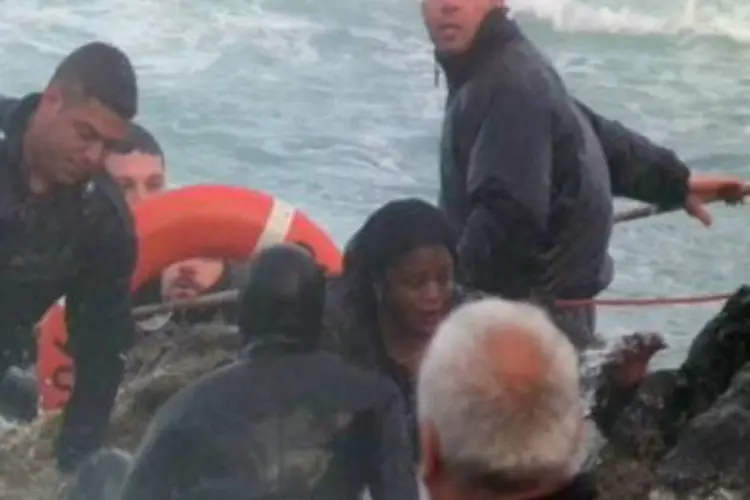 Resgate de imigrantes no canal da Sicília, na Itália: ao menos cinco operações de resgate permitiram socorrer os imigrantes (AFP)
