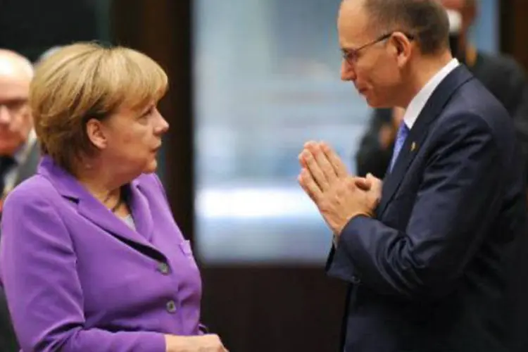 A chanceler alemã, Angela Merkel, conversa com o primeiro-ministro italiano, Enrico Letta: discussões são para estabelecer novas regras sobre espionagem (John Thys/AFP)