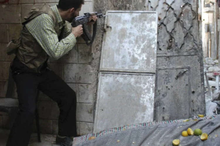 Rebelde sírio: região vem sendo cenários nos últimos dias de duros combates entre o regime e a oposição (Molhem Barakat/Reuters)