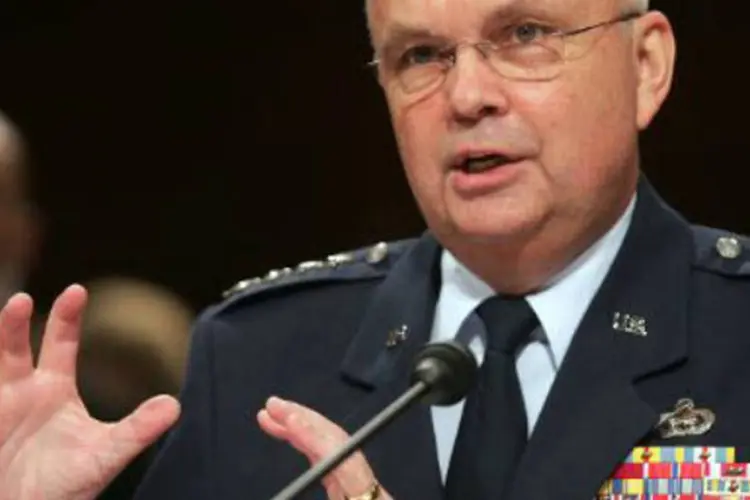 O ex-diretor da CIA e da Agência Nacional de Segurança (NSA) Michael Hayden: general cometeu o erro de conceder entrevistas por telefone sobre "antecedentes"  (Saul Loeb/AFP)