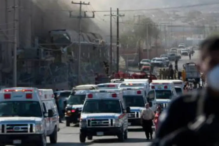 Fumaça sai de fábrica de doces em Ciudad Juarez, México: "há uma pessoa morta, que acabamos de resgatar dentro do prédio", disse Defesa Civil (Jesus Alcazar/AFP)