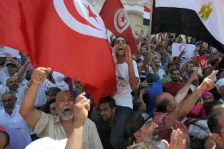 Manifestantes tunisianos: na véspera, seis policiais foram mortos em confrontos com um grupo armado (Fethi Belaid/AFP)