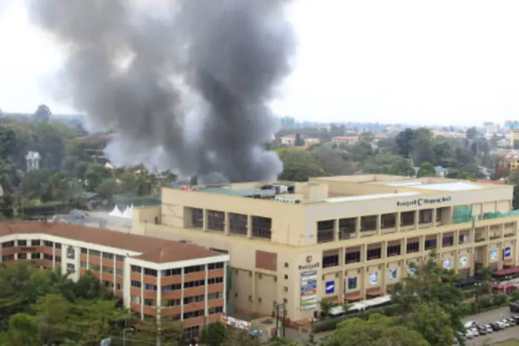 Fumaça durante ataque a shopping no Quênia: dos cerca de 40 suspeitos detidos, apenas oito permanecem sob custódia um mês depois do ataque (Noor Khamis/Reuters)