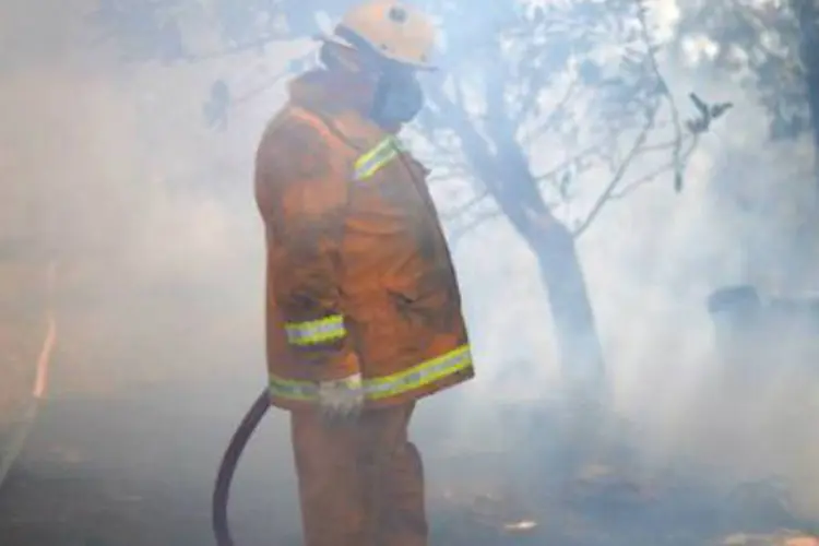 Bombeiro australiano: milhares de bombeiros, em sua maioria voluntários, lutam há mais de uma semana contra as chamas (Saeed Khan/AFP)