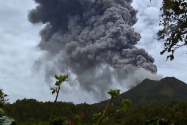 Cinzas vulcânicas na Indonésia: centro indonésio que registra as atividades vulcânicas informou que nesta madrugada houve duas erupções (Getty Images)