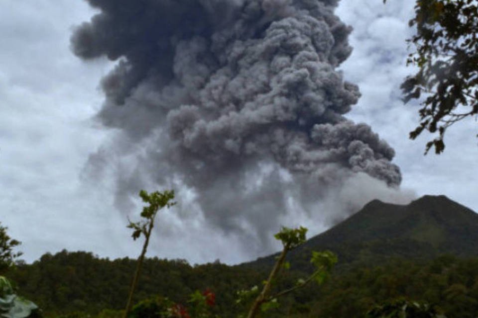 Milhares de pessoas são retiradas após erupção na Indonésia