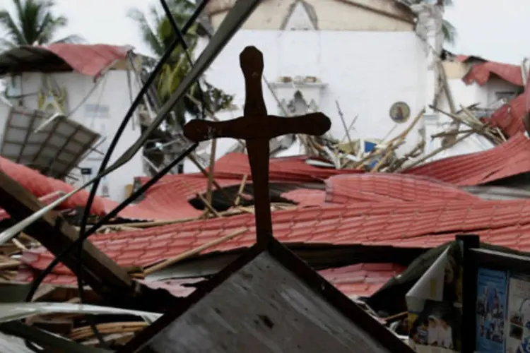 Igreja destruída por terremoto nas Filipinas: total de 2.841.956 indivíduos ou 558.390 famílias foram afetadas pelo terremoto (Erik De Castro/Reuters)