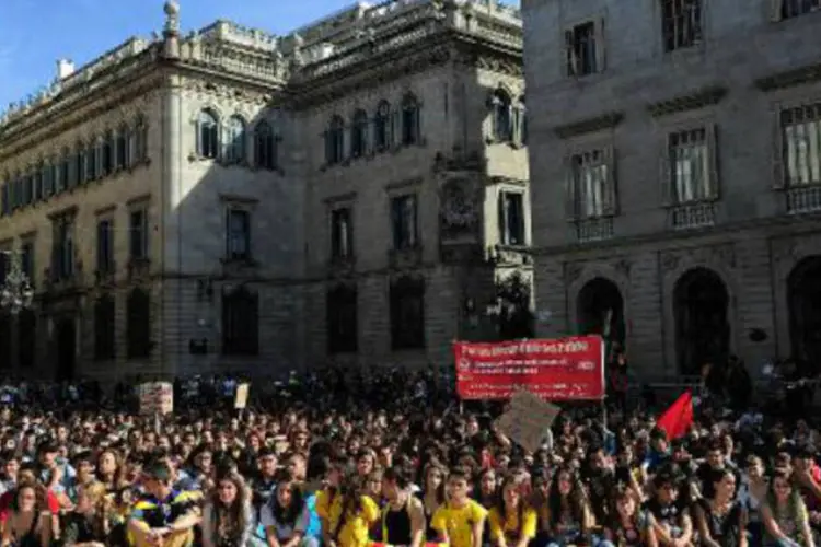 Estudantes protestam em Barcelona: segundo organizadores, a greve, que começou na terça-feira e termina na quinta, está obtendo uma adesão de 80% a 90% (Josep Lago/AFP)