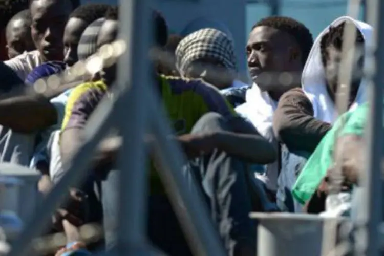 Imigrantes são transportados em uma embarcação das Forças Armadas, em Malta: exército maltês dirigiu 954 operações de resgate, que permitiram salvar 13.399 pessoas (Matthew Mirabelli/AFP)