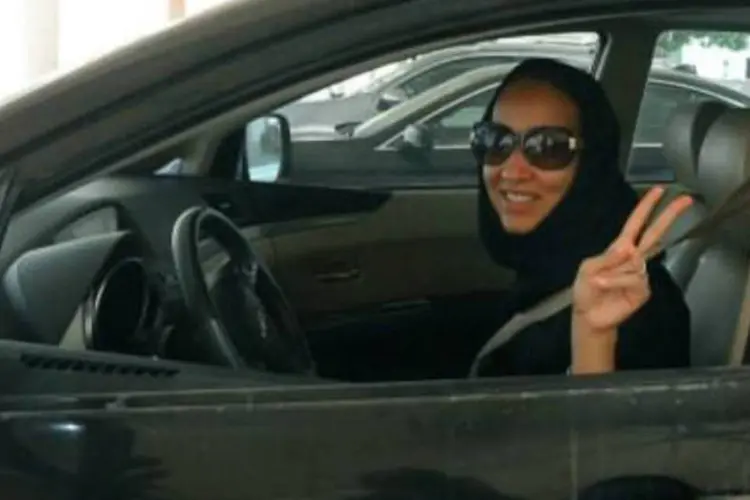 Ativista saudita na direção: mulheres exigem há três décadas o direito de conduzir neste reino ultraconservador (AFP)