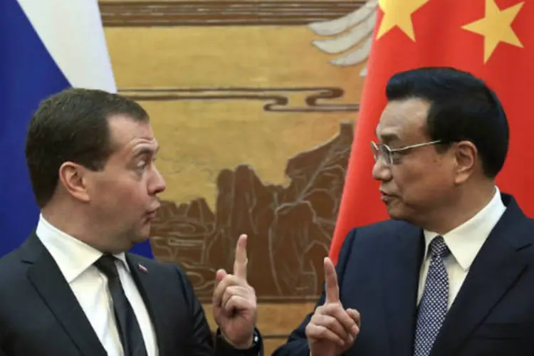 O primeiro-ministro chinês, Li Keqiang (d), e seu colega russo, Dmitri Medvedev: Li ressaltou "importância estratégica a longo prazo" dos acordos energéticos (China Daily/Reuters)