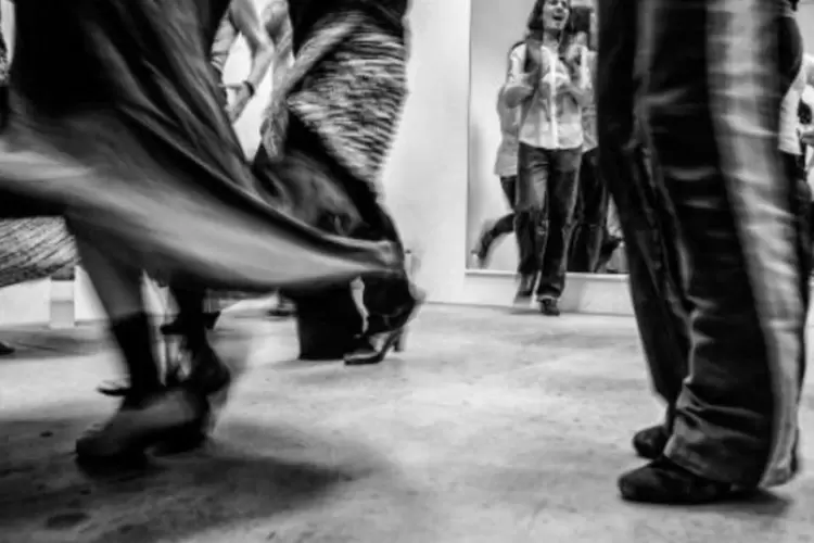 Pessoas dançam flamenco em escola: número de escolas que ensinam a dança aumenta e apresentações de grandes nomes multiplicam interesse brasileiros (Getty Images)