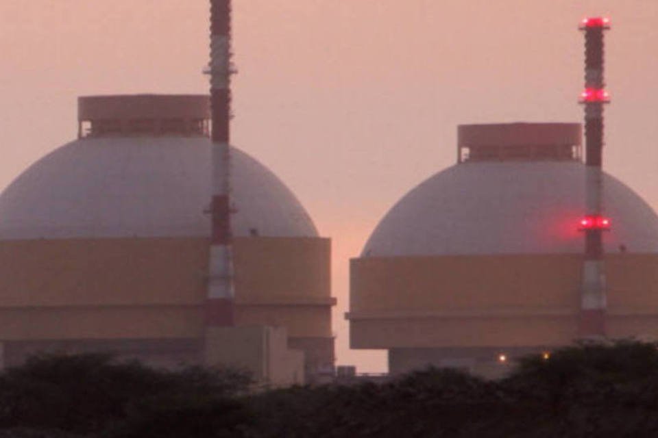 Apesar de protestos, usina nuclear indiana começa a operar