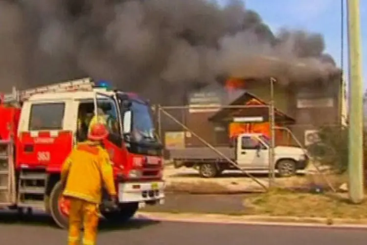 
	Bombeiros combatem inc&ecirc;ndios florestais na Austr&aacute;lia: mais de 200 im&oacute;veis j&aacute; foram consumidos pelo fogo no Estado de Nova Gales do Sul desde quinta-feira
 (Seven Network/ via Reuters)