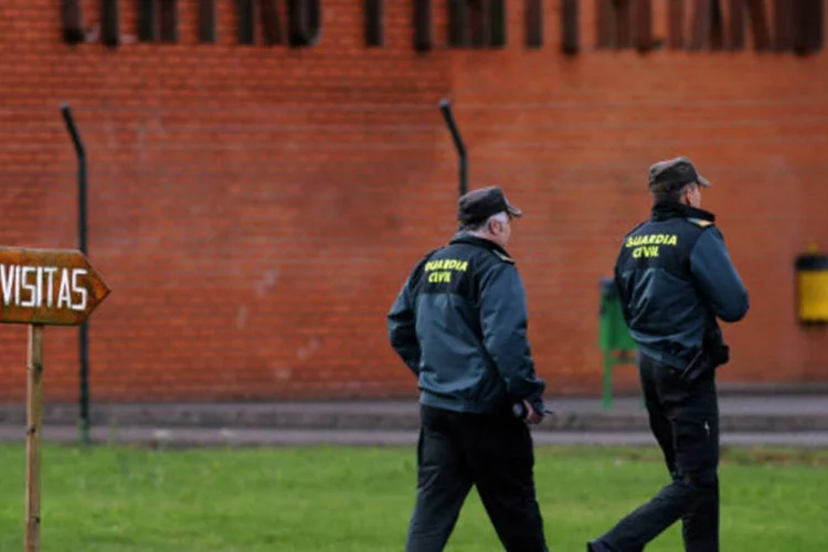 Policiais do lado de fora de penitenciária onde militante do ETA estava: Tribunal de Estrasburgo exigiu a soltura de Inés del Río (Eloy Alonso/Reuters)