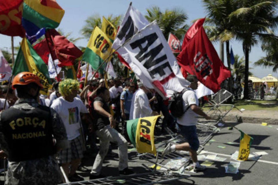 Manifestantes contrários a leilão rompem barreira no Rio