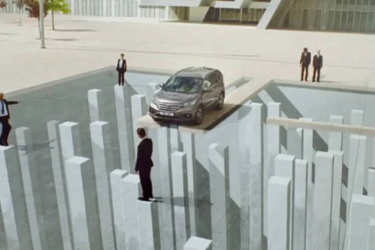 Trecho de propaganda do novo Honda CR-V 1.6 diesel: algumas das ideias pré-estabelecidas em relação aos carros SUV ganham uma conotação diferente com este novo carro (Reprodução)