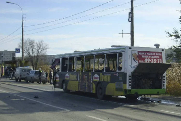 Ônibus alvo de atentado na Rússia: atentado deixou pelo menos seis mortos (Russian Emergencies Ministry/Handout Reuters)