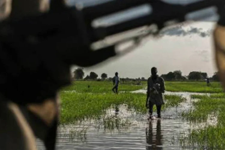 Membro de tribo Lou Nuer volta para casa, no Sudão: envio de tropas à região é muito difícil pela falta de estradas (Camille Lepage/AFP)