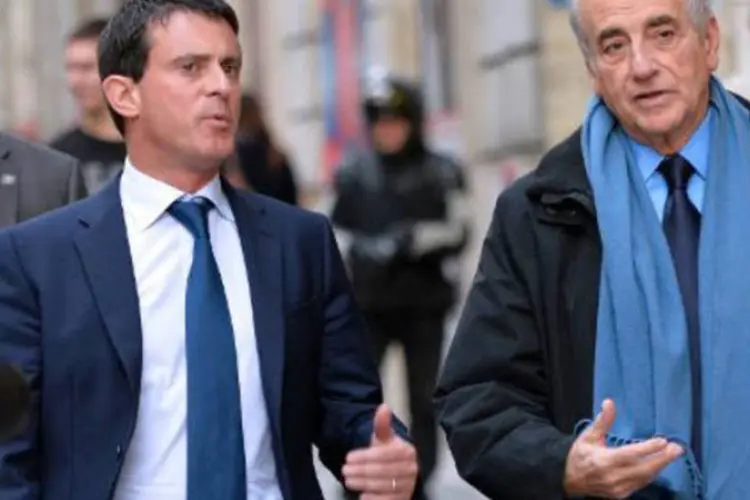 O ministro francês do Interior, Manuel Valls (e): "se um país amigo, um país aliado, espiona a França ou espiona outros países europeus, isto é totalmente inaceitável", disse (Miguel Medina/AFP)