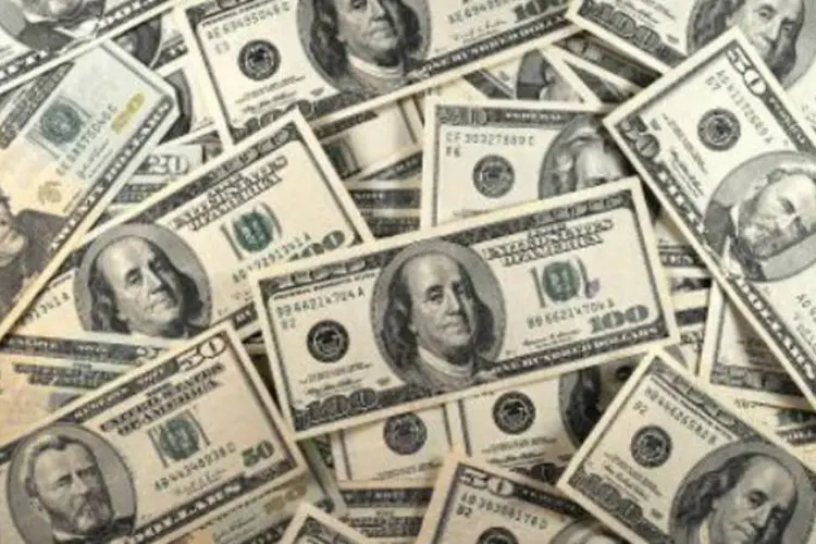 
	D&oacute;lares: moeda terminou em queda de 0,41% no mercado &agrave; vista, cotada a R$ 2,2130
 (Karen Bleier/AFP)
