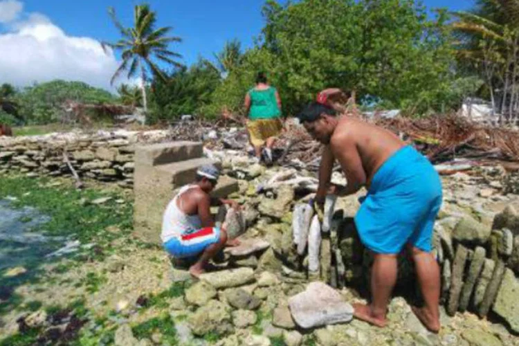 Habitante de Kiribati, arquipélago do Pacífico sul ameaçado pela elevação do nível das águas: regiões inteiras deste arquipélago são invadidas regularmente pelas águas (AFP)
