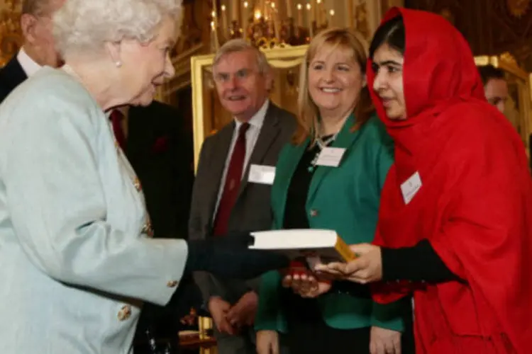 Malala entrega à rainha Elizabeth II uma cópia de seu livro, intitulado "I Am Malala": encontro ocorre para discutir aspectos sobre a juventude e a educação (Getty Images)