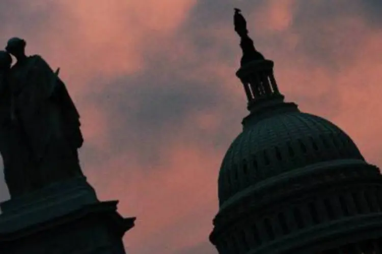 Sol nasce por trás do Capitólio, em Washington: amplo debate acontece sobre quem seria o maior perdedor dessa batalha (Jewel Samad/AFP)