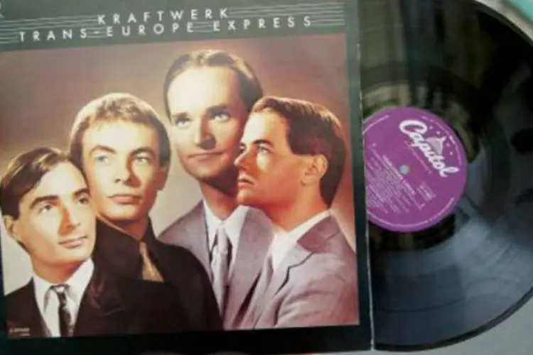 Disco de vinil e da capa do álbum "Trans Europe Express", do Kraftwerk: quase 550.000 LPs foram vendidos em 2013, o melhor resultado desde 2003 (Martin Bureau/AFP)