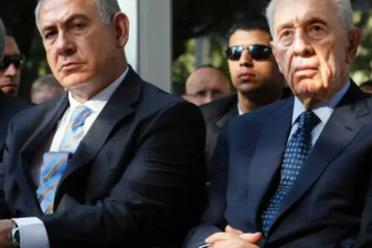 O primeiro-ministro israelense, Benjamin Netanyahu (e), e o presidente do país, Shimon Peres:  "comunidade internacional deve manter as sanções contra o Irã", diz Israel (Gali Tibbon/AFP)