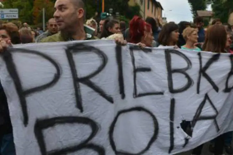 Manifestantes protestam contra funeral de Priebke em Albano Laziale, perto de Roma: eventual traslado será para a Alemanha (Vincenzo Pinto/AFP)