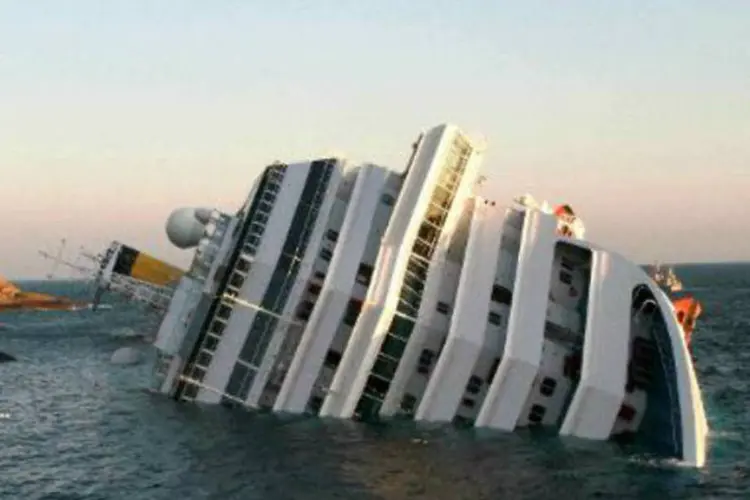 
	 O Costa Concordia encalhou e naufragou com 4.229 pessoas a bordo litoral da Ilha de Giglio na noite do dia 13 de janeiro de 2012
 (Stringer/AFP)