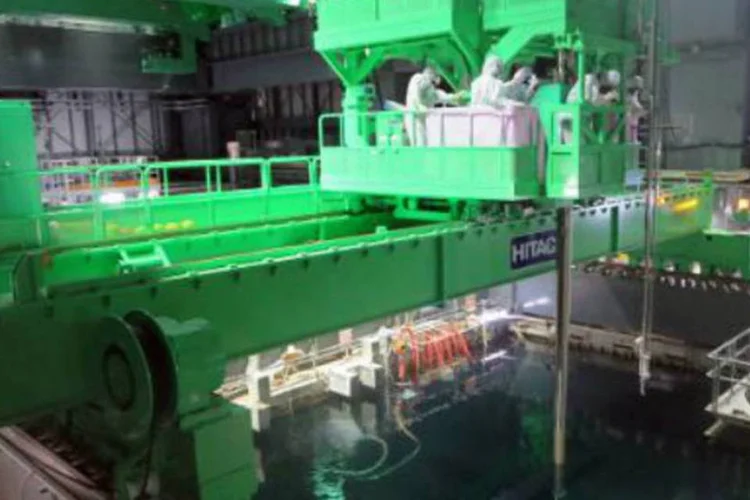 
	Os t&eacute;cnicos da Tokyo Eletric Power introduziram o equipamento atrav&eacute;s de um encanamento e o operam para tentar acessar a parte superior do vaso de conten&ccedil;&atilde;o
 (Tepco/AFP)