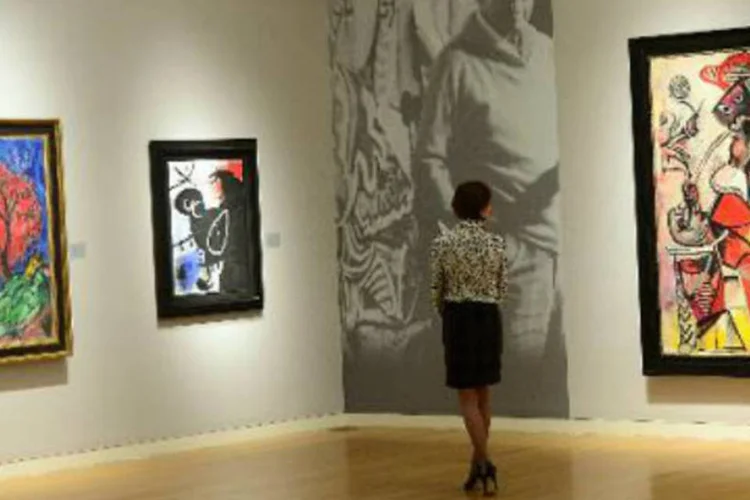 
	Quadros do pintor Pablo Picasso (d), de Joan Mir&oacute; (c) e de Marc Chagall
 (Emmanuel Dunand/AFP)