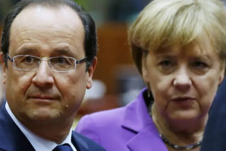 
	Fran&ccedil;ois Hollande e Angela Merkel: no total, 72 alem&atilde;es morreram no acidente
 (Francois Lenoir/Reuters)
