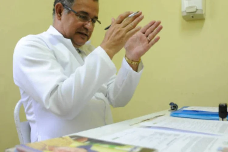 
	Profissional do Programa Mais M&eacute;dicos: senador do DEM aponta como irregularidades &quot;a divis&atilde;o do sal&aacute;rio entre m&eacute;dicos e o governo de Cuba&quot;
 (Tânia Rêgo/ABr)