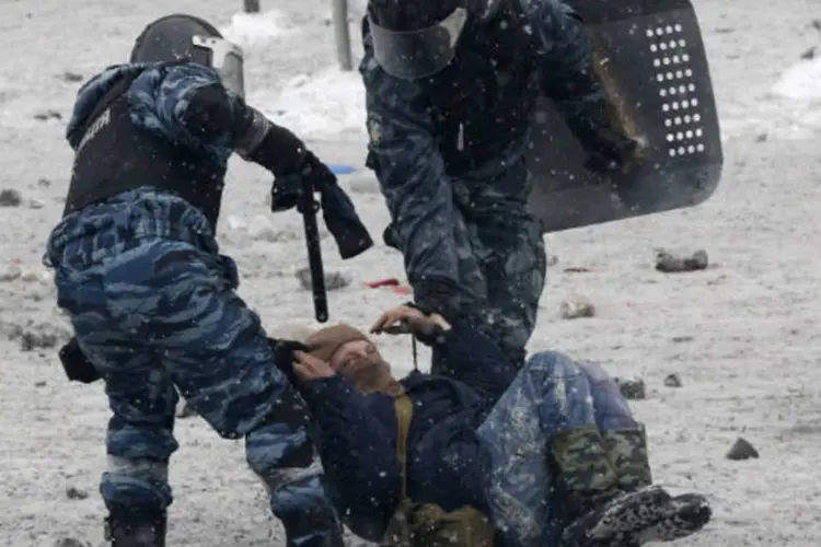 
	For&ccedil;as de seguran&ccedil;a prendem manifestante em Kiev, na Ucr&acirc;nia:&nbsp;militares afirmaram que&nbsp;&quot;a escalada do confronto amea&ccedil;a a integridade territorial do Estado&quot;
 (Vasily Fedosenko/Reuters)