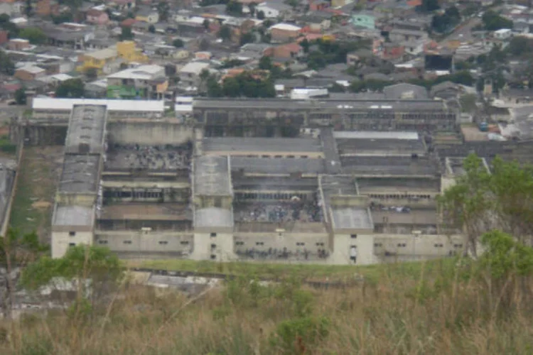 Presídio Central de Porto Alegre, visto a partir do Morro da Polícia: laudos comprovam que o presídio contabiliza 23 homicídios que foram encobertados desde 2010 (FrancoBras/Wikimedia Commons)