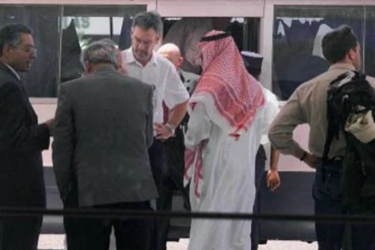 Pessoas em hotel onde ocorreu ataque terrorista na Arábia Saudita: dois americanos, dois britânicos, um australiano, um canadense e um policial morreram no ataque (Bilal Qabalan/AFP)