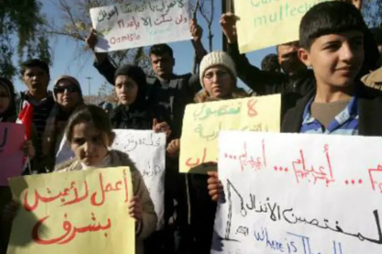Curdos sírios protestam em frente ao parlamento iraquiano: iraquianos foram presos após uma refugiada síria de 16 anos ser estuprada (Safin Hamed/AFP)