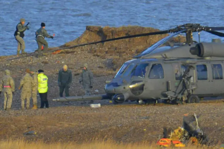 Equipe em local de acidente aéreo com helicóptero militar dos EUA: helicóptero da Força Aérea americana caiu enquanto fazia manobras de treino a baixa altura (Toby Melville/Reuters)